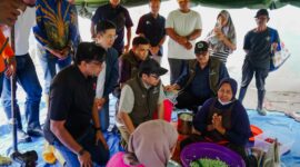 Warga bersama Indosat di wilayah Aceh. Foto:Ist