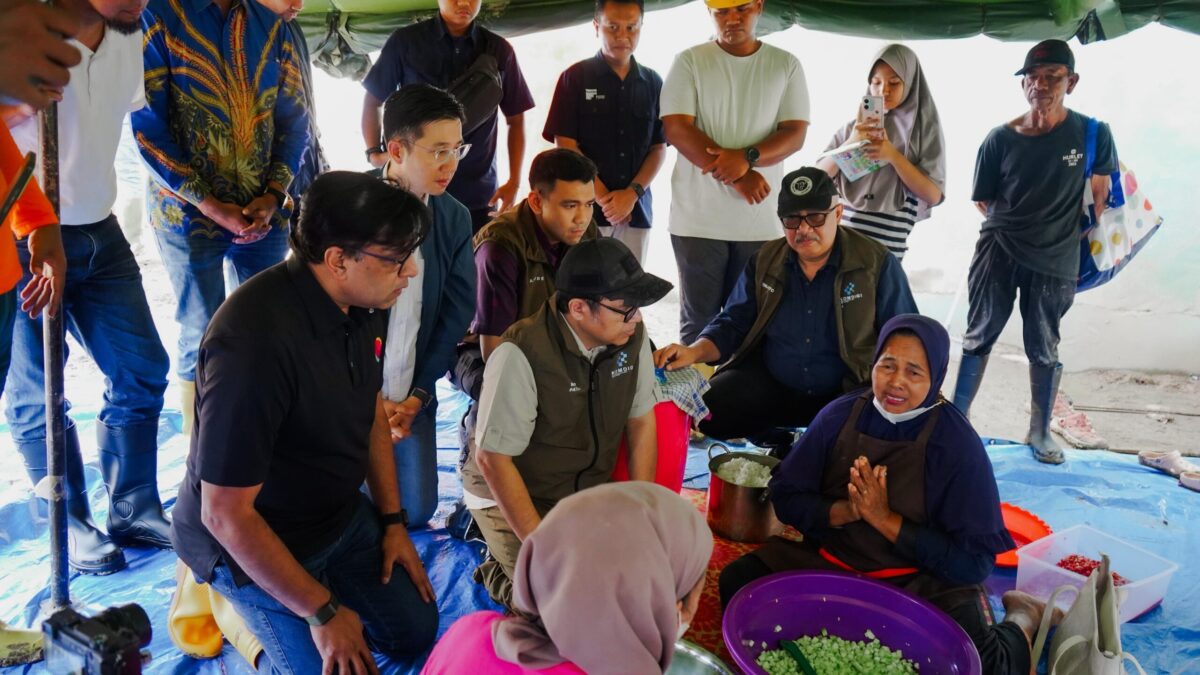 Warga bersama Indosat di wilayah Aceh. Foto:Ist