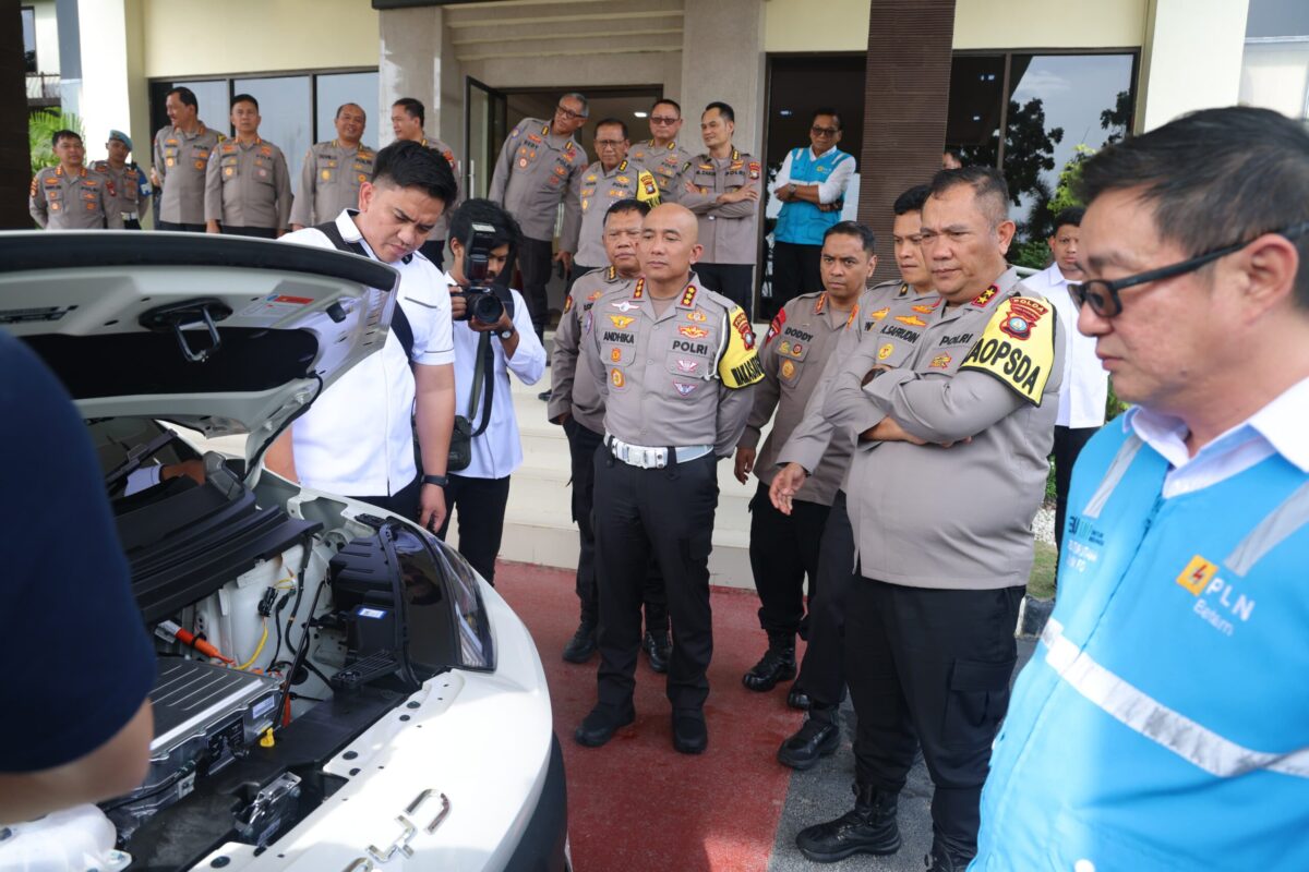 Polda Kepri menerima hibah mobil listrik dari PLN Batam pada Senin (29/12/2025). Foto:Humas Polda Kepri
