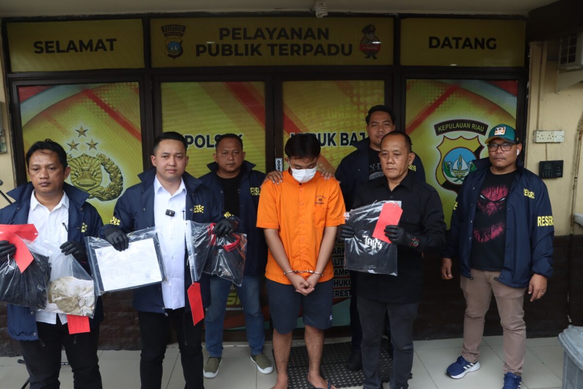 Tersangka saat dihadirkan dalam jumpa pers di Polsek Lubuk Baja, Rabu (31/12/2025). Foto:Humas Polresta Barelang