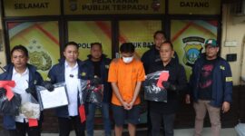 Tersangka saat dihadirkan dalam jumpa pers di Polsek Lubuk Baja, Rabu (31/12/2025). Foto:Humas Polresta Barelang