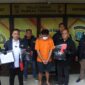 Tersangka saat dihadirkan dalam jumpa pers di Polsek Lubuk Baja, Rabu (31/12/2025). Foto:Humas Polresta Barelang