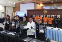 Bea cukai Batam bongkar dua kurir penyelundupan sabu pada Selasa (2/12/2025). Foto:dok/Zalfirega-matapedia