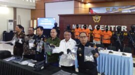 Bea cukai Batam bongkar dua kurir penyelundupan sabu pada Selasa (2/12/2025). Foto:dok/Zalfirega-matapedia