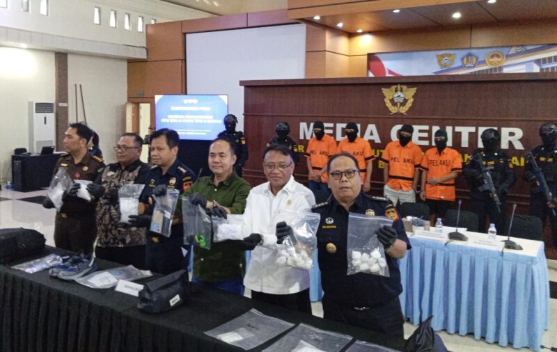 Bea cukai Batam bongkar dua kurir penyelundupan sabu pada Selasa (2/12/2025). Foto:dok/Zalfirega-matapedia