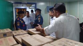 Direktur Perkapalan dan Kepelautan (Ditkapel) Samsuddin bersama Kepala KSOP Khusus Batam M. Takwim Masuku. Anggota DPRD Kota Batam Tumbur Hutasoit di atas kapal bantuan logistik, Rabu (3/12/2025). Foto:Zalfirega/matapedia