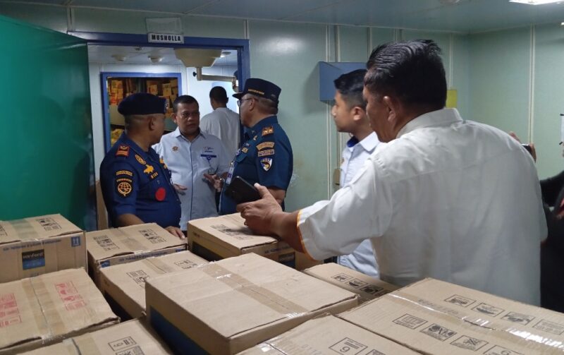 Direktur Perkapalan dan Kepelautan (Ditkapel) Samsuddin bersama Kepala KSOP Khusus Batam M. Takwim Masuku. Anggota DPRD Kota Batam Tumbur Hutasoit di atas kapal bantuan logistik, Rabu (3/12/2025). Foto:Zalfirega/matapedia