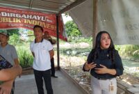 Anggota Komisi II DPRD Batam Ruslan Sinaga saat meninjau lokasi titik Banjir di daerah Bengkong Indah III, Kecamatan Bengkong, Kota Batam, Kamis (4/12/2025). Matapedia6.com/Luci