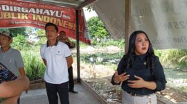 Anggota Komisi II DPRD Batam Ruslan Sinaga saat meninjau lokasi titik Banjir di daerah Bengkong Indah III, Kecamatan Bengkong, Kota Batam, Kamis (4/12/2025). Matapedia6.com/Luci
