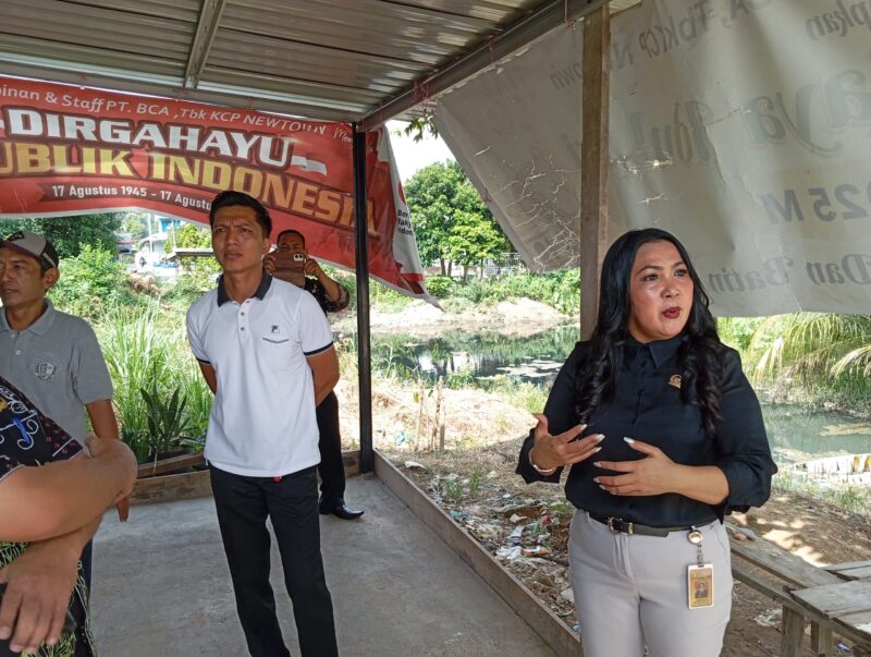 Anggota Komisi II DPRD Batam Ruslan Sinaga saat meninjau lokasi titik Banjir di daerah Bengkong Indah III, Kecamatan Bengkong, Kota Batam, Kamis (4/12/2025). Matapedia6.com/Luci