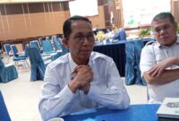 Wali Kota Batam didampingi asisten pemerintahan Yusfa saat memberikan keterangan mengenai surat edaran kesiapsiagaan bencana jelang akhir tahun 2025 dan awal tahun 2026 di Kantor Wali Kota Batam, Kamis (4/12/2025).