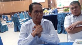 Wali Kota Batam didampingi asisten pemerintahan Yusfa saat memberikan keterangan mengenai surat edaran kesiapsiagaan bencana jelang akhir tahun 2025 dan awal tahun 2026 di Kantor Wali Kota Batam, Kamis (4/12/2025).