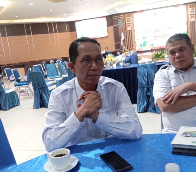 Wali Kota Batam didampingi asisten pemerintahan Yusfa saat memberikan keterangan mengenai surat edaran kesiapsiagaan bencana jelang akhir tahun 2025 dan awal tahun 2026 di Kantor Wali Kota Batam, Kamis (4/12/2025).