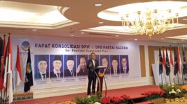 Ketua DPW Partai Nasdem Kepri Amsakar Achmad saat memberikan sambutan pada acara konsolidasi partai di Harmoni One Batam, Sabtu (6/12/2025). Foto:Zalfirega/matapedia