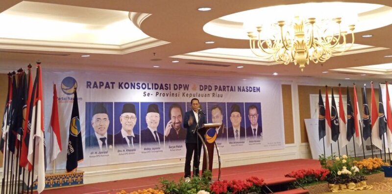 Ketua DPW Partai Nasdem Kepri Amsakar Achmad saat memberikan sambutan pada acara konsolidasi partai di Harmoni One Batam, Sabtu (6/12/2025). Foto:Zalfirega/matapedia