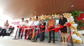 Pemotongan pita sebagai tanda diresmikan RSIA Royal Medika, Selasa (9/12/2025). Foto:Zalfirega/matapedia