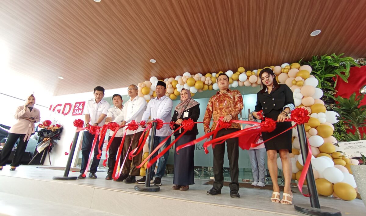 Pemotongan pita sebagai tanda diresmikan RSIA Royal Medika, Selasa (9/12/2025). Foto:Zalfirega/matapedia