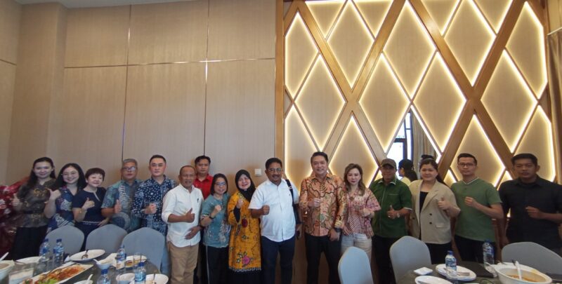 Disnaker Kepri bersama Himpunan Pengusaha Penempatan Tenaga Kerja Dalam Negeri (HPPTKDN) Kota Batam di Restoran Baba, Batam Centre, Selasa (9/12/2025). Foto:Zalfirega/matapedia