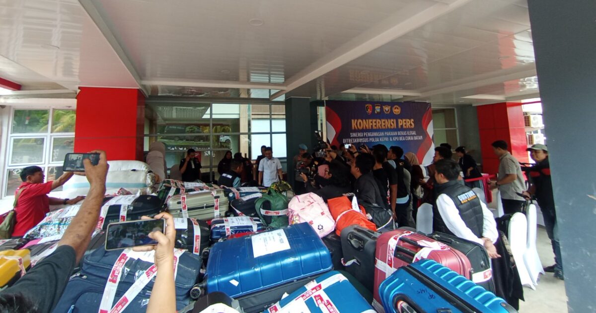 Direktur Reskrimsus Polda Kepri Kombes Pol Silvester Simamora dan Kepala Bea Cukai Batam Zaky saat menunjukkan balpres koper barang bekas dalam jumpa pers di Polda Kepri, Selasa (9/12/2025). Foto:Zalfirega/matapedia