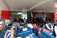 Direktur Reskrimsus Polda Kepri Kombes Pol Silvester Simamora dan Kepala Bea Cukai Batam Zaky saat menunjukkan balpres koper barang bekas dalam jumpa pers di Polda Kepri, Selasa (9/12/2025). Foto:Zalfirega/matapedia