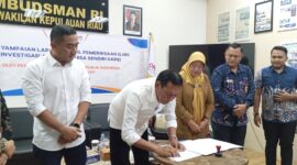 Kepala Dinas Pendidikan Provinsi Kepri Andi Agung saat menandatangani laporan Hasil Investigasi atas Prakarsa Sendiri (IAPS) di Gedung Graha Pena, Batam, Selasa (16/12/2025). Matapedia6.com/Luci