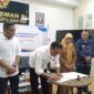 Kepala Dinas Pendidikan Provinsi Kepri Andi Agung saat menandatangani laporan Hasil Investigasi atas Prakarsa Sendiri (IAPS) di Gedung Graha Pena, Batam, Selasa (16/12/2025). Matapedia6.com/Luci