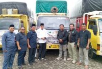 Anggota DPRD Kota Batam yang juga Ketua IKTD Batam H Arlon Veristo saat melepas tujuh truk bantuan bencana ke Sumatera Barat di kantor BP Batam, Rabu (17/12/2025). Foto:Zalfirega/matapedia