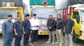 Anggota DPRD Kota Batam yang juga Ketua IKTD Batam H Arlon Veristo saat melepas tujuh truk bantuan bencana ke Sumatera Barat di kantor BP Batam, Rabu (17/12/2025). Foto:Zalfirega/matapedia