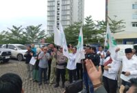 Wali Kota Batam Amsakar Achmad didampingi pengurus IKSB serta anggota DPRD Kota Batam Arlon Veristo melepas tujuh truk bantuan bencana ke Sumatera Barat, Rabu (17/12/2025). Matapedia6.com/Luci