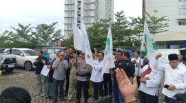 Wali Kota Batam Amsakar Achmad didampingi pengurus IKSB serta anggota DPRD Kota Batam Arlon Veristo melepas tujuh truk bantuan bencana ke Sumatera Barat, Rabu (17/12/2025). Matapedia6.com/Luci