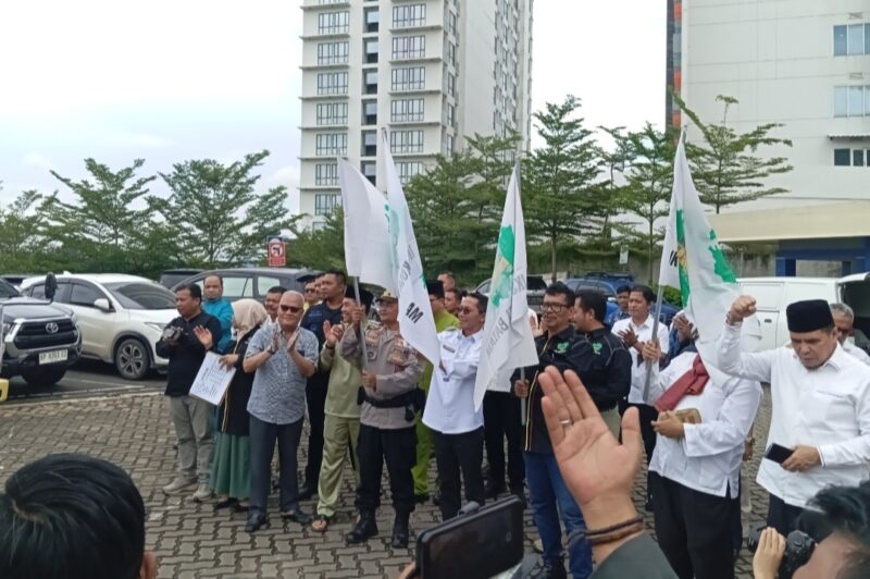 Wali Kota Batam Amsakar Achmad didampingi pengurus IKSB serta anggota DPRD Kota Batam Arlon Veristo melepas tujuh truk bantuan bencana ke Sumatera Barat, Rabu (17/12/2025). Matapedia6.com/Luci