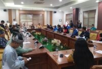 Pengurus FS LEM SPSI Kepri dan Kota Batam saat mengikuti Rapat Dengar Pendapat Umum (RDPU) yang digelar di ruang Rapat Komisi IV DPRD Batam, Kamis (18/12/2025). Matapedia6.com/Luci