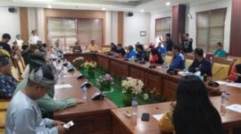 Pengurus FS LEM SPSI Kepri dan Kota Batam saat mengikuti Rapat Dengar Pendapat Umum (RDPU) yang digelar di ruang Rapat Komisi IV DPRD Batam, Kamis (18/12/2025). Matapedia6.com/Luci