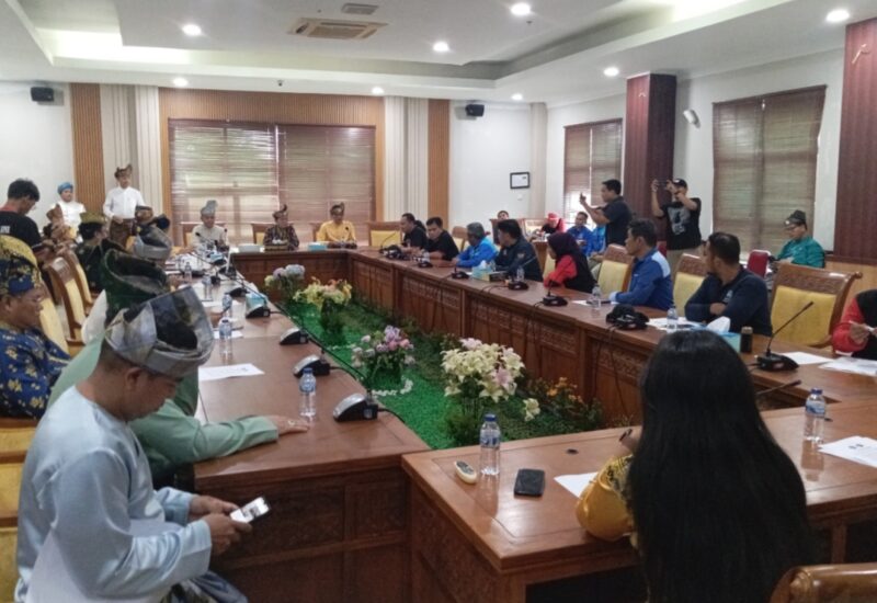 Pengurus FS LEM SPSI Kepri dan Kota Batam saat mengikuti Rapat Dengar Pendapat Umum (RDPU) yang digelar di ruang Rapat Komisi IV DPRD Batam, Kamis (18/12/2025). Matapedia6.com/Luci