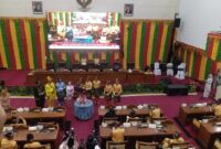 Ketua DPRD Batam Muhammad Kamaluddin saat memotong nasi besar dan memberikan kepada Wali Kota Batam Amsakar Achmad disela rapat Paripurna Istimewa di ruang rapat Kantor DPRD Batam, Kamis (18/12/2025). Matapedia6.com/Luci