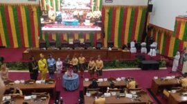 Ketua DPRD Batam Muhammad Kamaluddin saat memotong nasi besar dan memberikan kepada Wali Kota Batam Amsakar Achmad disela rapat Paripurna Istimewa di ruang rapat Kantor DPRD Batam, Kamis (18/12/2025). Matapedia6.com/Luci