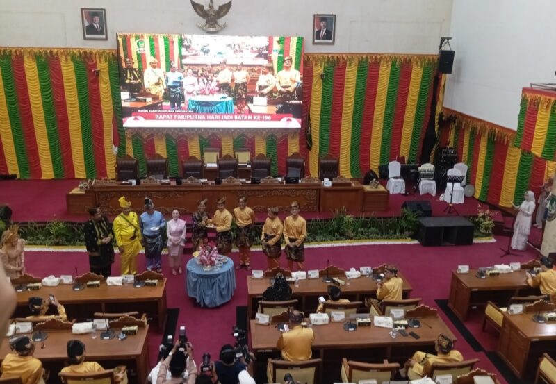 Ketua DPRD Batam Muhammad Kamaluddin saat memotong nasi besar dan memberikan kepada Wali Kota Batam Amsakar Achmad disela rapat Paripurna Istimewa di ruang rapat Kantor DPRD Batam, Kamis (18/12/2025). Matapedia6.com/Luci