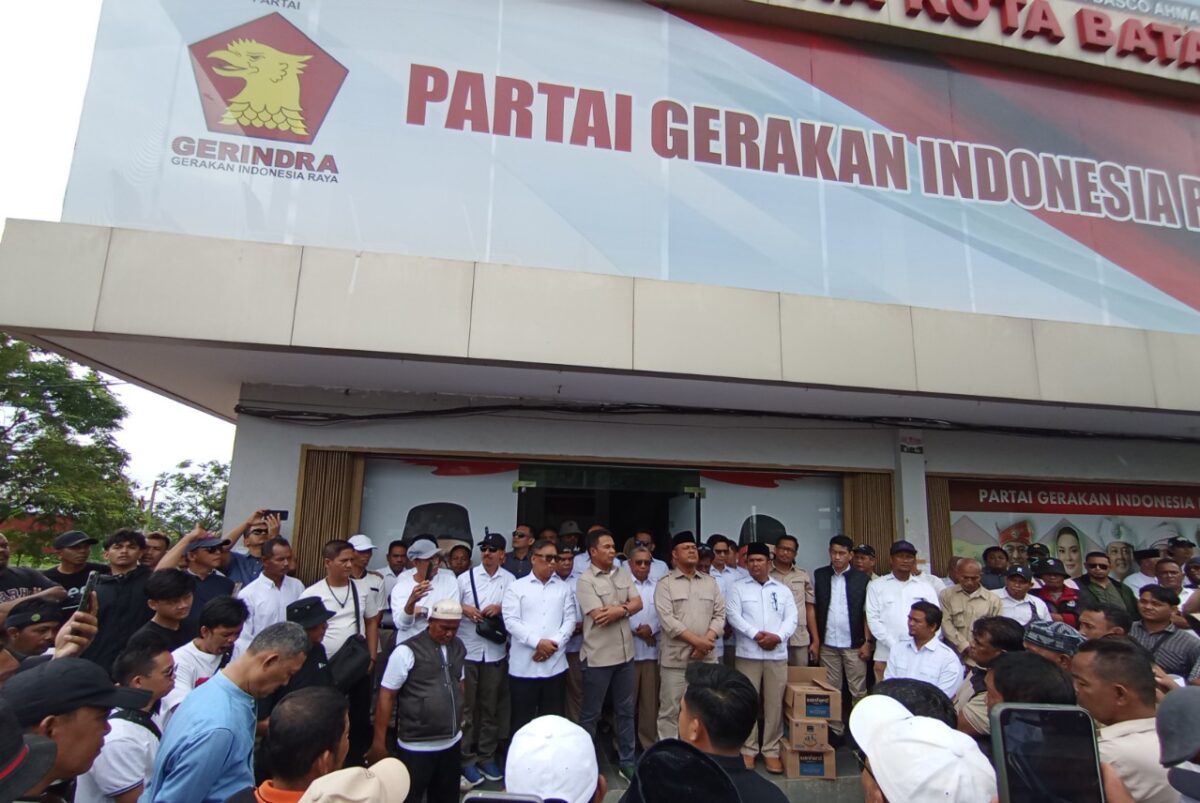 Ratusan Kader dan simpatisan Gerindra saat orasi di kantor DPD Gerindra Kepri di Batam pada Jumat (19/12/2025). Foto:Zalfirega/matapedia
