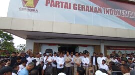 Ratusan Kader dan simpatisan Gerindra saat orasi di kantor DPD Gerindra Kepri di Batam pada Jumat (19/12/2025). Foto:Zalfirega/matapedia