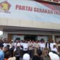 Ratusan Kader dan simpatisan Gerindra saat orasi di kantor DPD Gerindra Kepri di Batam pada Jumat (19/12/2025). Foto:Zalfirega/matapedia