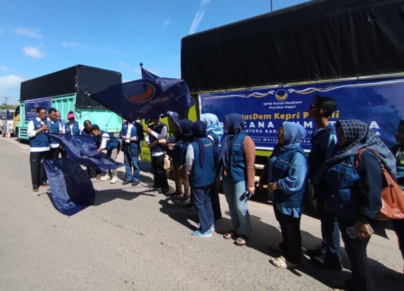 Ketua DPRD Kota Batam M Kamaluddin melepas bantuan peduli Nasdem Kepri ke Sumatera pada Senin (22/12/2025). Foto:Zalfirega/matapedia