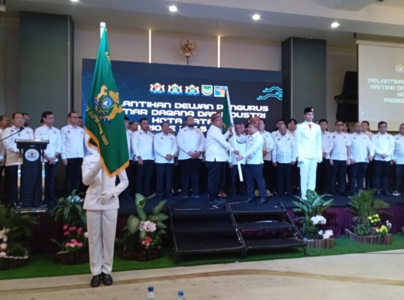 Jajaran pengurus Kadin Kota Batam Priode 2025-2030 yang dinahkodai Roma Nasir Hutabarat saat mengikuti prosesi pelantikan di Bolroom Hotel Planet Jodoh, Kota Batam, Senin (22/12/2025). Matapedia6.com/Luci