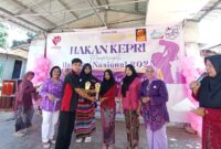 Panitia saat memberikan penghargaan kepada peserta Fashion show di Hari ibu di Kampung Air, Batam Center, Selasa (23/12/2025). Foto/matapedia