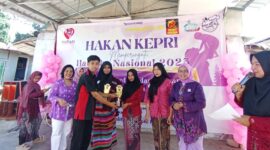 Panitia saat memberikan penghargaan kepada peserta Fashion show di Hari ibu di Kampung Air, Batam Center, Selasa (23/12/2025). Foto/matapedia