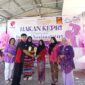 Panitia saat memberikan penghargaan kepada peserta Fashion show di Hari ibu di Kampung Air, Batam Center, Selasa (23/12/2025). Foto/matapedia