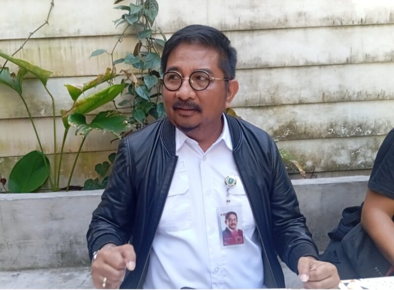 Kepala Dinas Ketenaga kerjaan (Disnaker) Provinsi Kepri Dicky Wijaya saat memberikan keterangan mengenai UMP dan UMK di Provinsi Kepri, Selasa (23/12/2025). Matapedia6.com/Luci