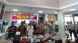 Kapolresta Barelang, Kombes Pol Anggoro Wicaksono tengah dan Wali Kota Batam Amsakar serta Ketua Pengadilan Negeri Batam Ketua DPRD Batam M Kamaluddin serta Dandim Batam dalam rilis akhir tahun 2025 di Polresta Barelang, Selasa (30/12/2025). Foto:Zalfirega/matapedia