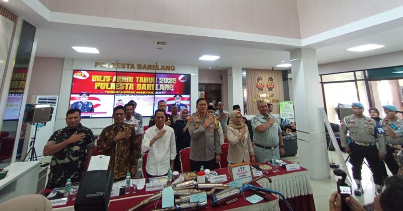 Kapolresta Barelang, Kombes Pol Anggoro Wicaksono tengah dan Wali Kota Batam Amsakar serta Ketua Pengadilan Negeri Batam Ketua DPRD Batam M Kamaluddin serta Dandim Batam dalam rilis akhir tahun 2025 di Polresta Barelang, Selasa (30/12/2025). Foto:Zalfirega/matapedia