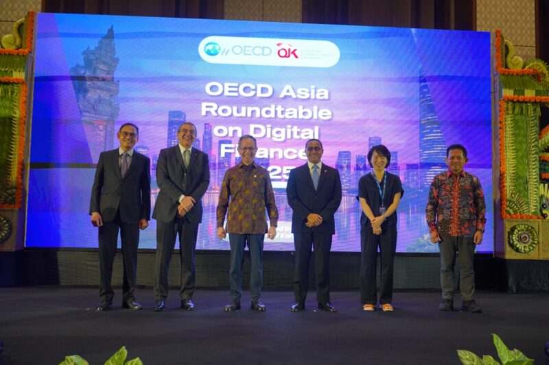 OJK bersama OECD. Foto:dok/OJK-Kepri