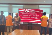 OJK serahkan tersangka penggelapan kepada kejaksaan. Foto:OJK Kepri/matapedia